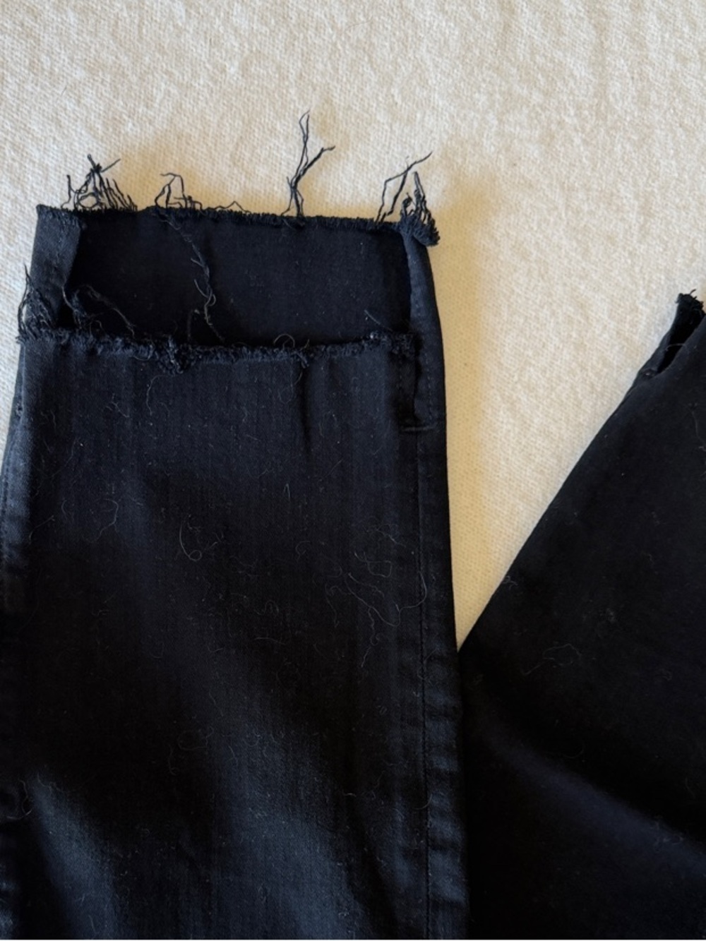 Frame Denim Black Cropped High-Rise Skinny Jeans with Frayed Hem - Picture 2 of 3